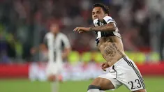 Bek Juventus, Daniel Alves melakukan selebrasi usai mencetak gol ke gawang AS Monaco pada pertandingan leg kedua semifinal Liga Champions di Turin, Italia, (10/5). Juventus melangkah ke final setelah menang dengan aggregat 4-1. (AFP Photo/Valery Hache)