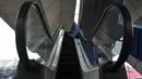 Eskalator yang di pasang di Halte Transjakarta Cipulir, Jakarta, Minggu (16/4). Dinilai terlalu tinggi, halte ini kini dipasangi eskalator untuk memberi kenyamanan para pengguna. Diperkirakan beroperasi sebelum Juni. (Liputan6.com/Helmi Afandi)
