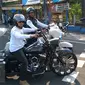 Elanto Wijoyono meminta pengendara moge untuk mundur dari zebra cross di perempatan Ringroad Utara Condongcatur, Yogyakarta, Sabtu (15/08/2015). (foto: Suryo Wibowo)