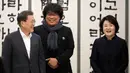 Sutradara Bong Joon Ho bertemu Presiden Korsel, Moon Jae-in dan Ibu Negara Kim Jung-sook saat makan siang di Blue House, Kamis (20/2/2020). Presiden Moon mengundang Sutradara Bong Joon Ho dan seluruh tim untuk merayakan kemenangan Parasite yang membawa pulang empat Piala Oscar 2020 (KIM HONG-JI/AFP)