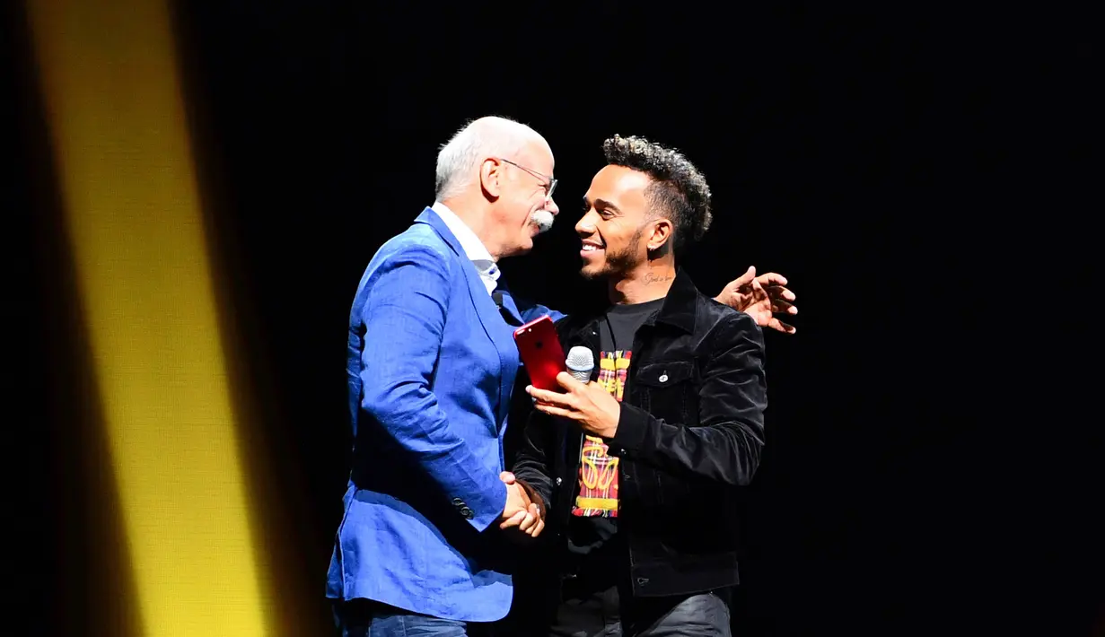 Pembalap Formula Satu Lewis Hamilton bersama CEO Mercedes-Benz Daimler Dieter Zetsche saat memperkenalkan mobil terbaru Mercedes-AMG Project One di pembukaan International Frankfurt Motor Show IAA di Frankfurt, Jerman (11/9). (Uwe Anspach/dpa via AP)