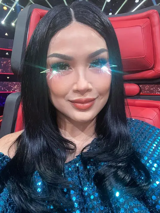 Titi DJ mendandani wajahnya dengan tampilan riasan mata yang berkilau. Diva yang satu ini tampak membuat matanya lebih atraktif untuk menyempurnakan gaun biru bling-blingnya itu. Membuat penampilannya makin cantik dan awet muda, bahkan tak terlihat sudah berusia kepala lima. (Liputan6.com/IG/@ti2dj)