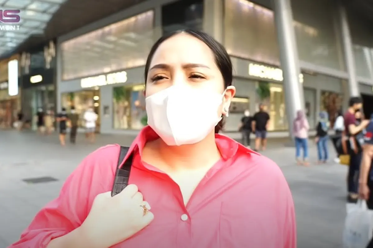 Nagita Slavina ngabuburit di Singapura. (Foto: YouTube/Rans Entertainment)
