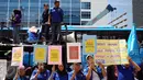 Puluhan buruh membawa poster saat menggelar unjuk rasa di depan Kedubes Jepang, Jakarta, Kamis (20/4). Mereka menuntut upah pemutusan hubungan kerja atas perusahaan brand asal Jepang yang belum dibayar selama 3 tahun. (Liputan6.com/Johan Tallo)