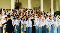 Presiden Joko Widodo atau Jokowi menerima sekitar 272 perwakilan siswa-siswi OSIS SMA berprestasi se-Indonesia. Pertemuan dilakukan di halaman belakang Istana Kepresidenan Bogor, Jawa Barat, Kamis (3/5/2018). (dok. Merdeka.com/Supriatin)