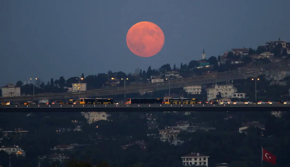 Fenomena Supermoon muncul di atas jembatan Bosphorus di Istanbul, Selasa (9/9/14). (REUTERS/Murad Sezer)