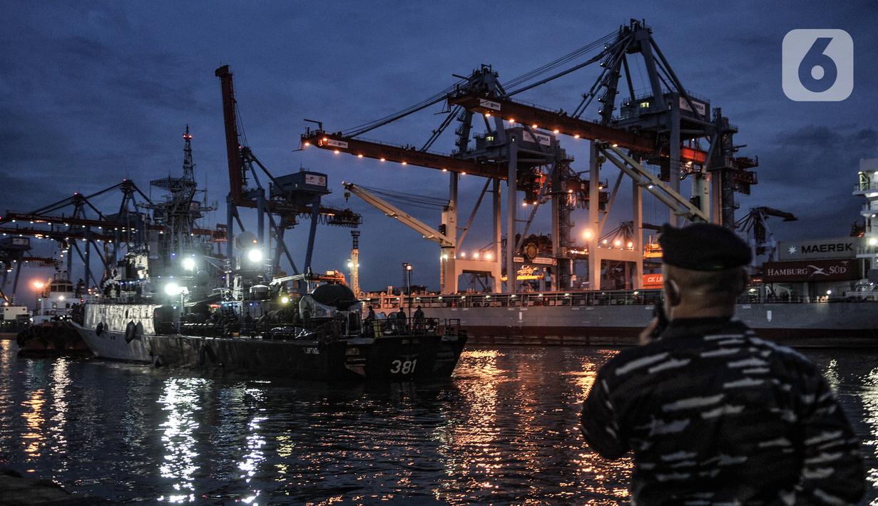 FOTO: Pencarian Pesawat Sriwijaya Air SJ 182 Terus Dilakukan pada Malam Hari - News Liputan6.com