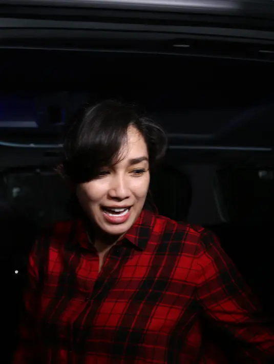 Selain Ashanty, Nindy, dan Ivan Gunawan, terlihat juga istri dari Andhika Pratama, Ussy Sulistyawati. Tak memberi informasi apapun soal Jupe, dengan terburu-buru ia berjalan masuk ke mobil. (Nurwahyunan/Bintang.com)