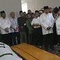 Menteri Pertahanan Prabowo Subianto (ketiga kanan) saat melayat KH Salahuddin Wahid atau Gus Sholah di rumah duka kawasan Mampang Prapatan, Jakarta, Senin (3/2/2020). Gus Sholah akan dimakamkan di Jombang. (Liputan6.com/Herman Zakharia)