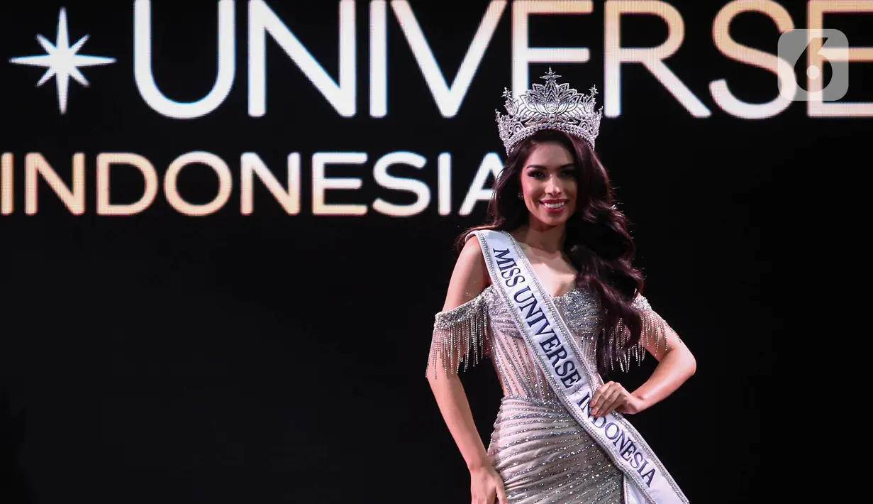 Dalam ajang Miss Universe 2024, Clara Shafira mengenakan busana bertema "Guardian Angel of Nusantara", hasil karya desainer Lenny Hartono. (Liputan6.com/Angga Yuniar)