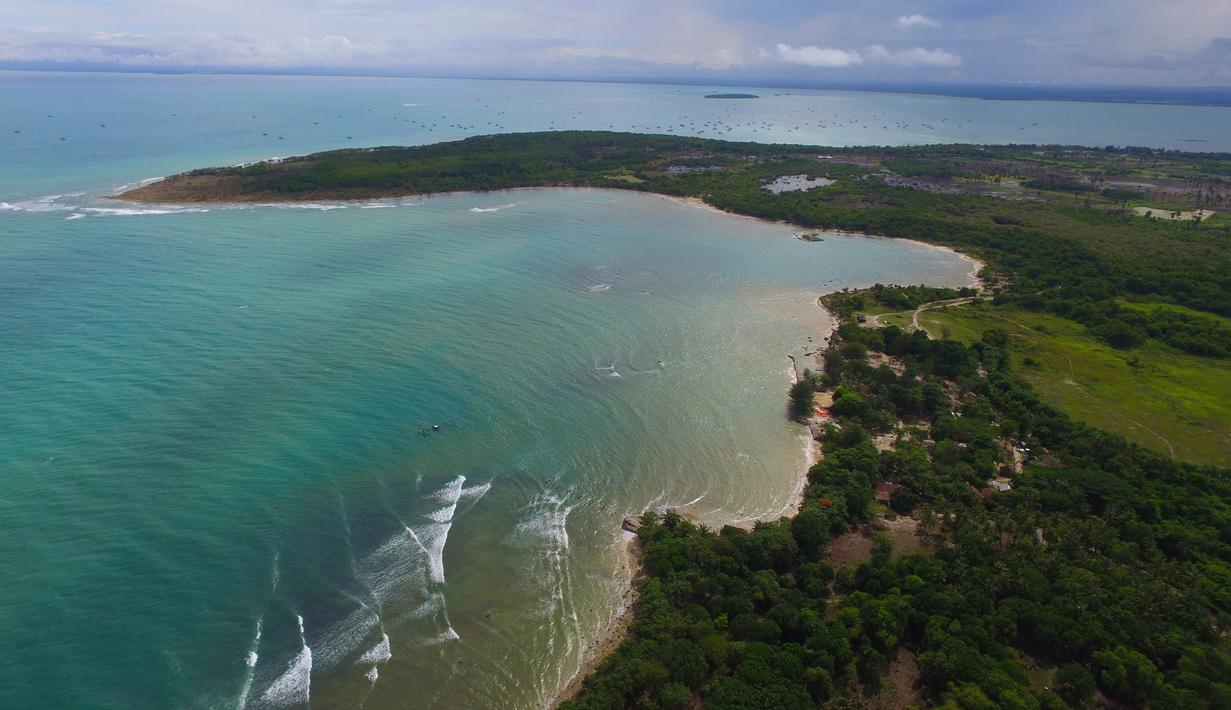 Pemandangan pantai Tanjung Lesung setelah tsunami menerjang daratan, Senin (24/24). Sebanyak 20 hotel rusak ringan dan berat akibat tsunami Tanjung Lesung. (AP Photo/Achmad Ibrahim)