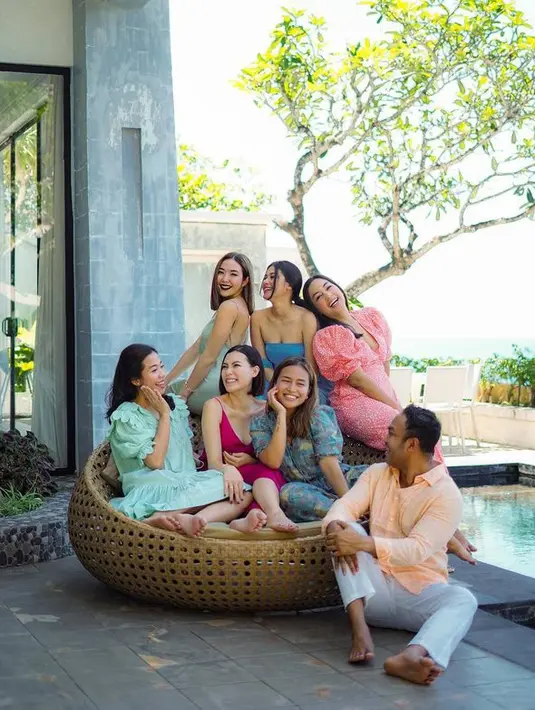 <p>Naysila hadir dengan para sahabatnya, termasuk Gisella Anastasia. [Foto: instagram.com/naymirdad]</p>