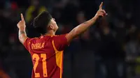 Paulo Dybala berhasil mengukir hattrick saat AS Roma menang 3-2 atas Torino pada laga pekan ke-26 Serie A di Stadio Olimpico, Roma, Selasa (27/2/2024) dini hari WIB. (AFP/Tiziana FABI)