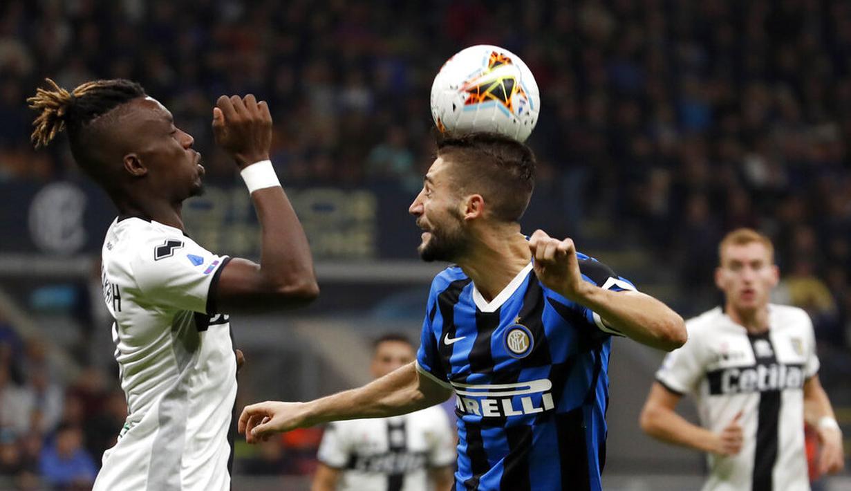 Gelandang Inter Milan, Roberto Gagliardini, duel udara dengan pemain Parma, Yann Karamoh, pada laga Serie A 2019 di Stadion Giuseppe Meazza, Sabtu (26/10). Kedua tim bermain imbang 2-2. (AP/Antonio Calanni)