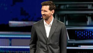 Lionel Messi berbicara di atas panggung pada hari pertama Forum Bisnis Amerika di Kaseya Center pada 5 November 2025 di Miami, Florida. (Alexander Tamargo/Getty Images via AFP)