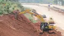 Aktivitas pekerja proyek pembangunan Tol Kunciran-Serpong di Jombang, Tangerang Selatan, Banten, Sabtu (24/11). Target pembangunan Tol Kunciran-Serpong molor menjadi awal 2019. (Liputan6.com/Angga Yuniar)