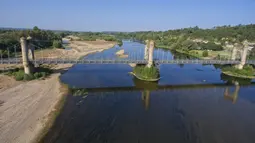 Sungai terpanjang di Prancis itu mengering sejak musim dingin. (AFP/GUILLAUME SOUVANT)