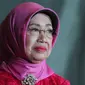 Ibunda Presiden Joko Widodo, Sudjiatmi Notomiharjo (kiri) saat menghadiri gelaran penghargaan Perempuan Tangguh Award 2018 di Rumah Pertiwi, Jakarta, Sabtu (22/12). Sudjiatmi menerima Perempuan Tangguh Award 2018. (Liputan6.com/Helmi Fithriansyah)