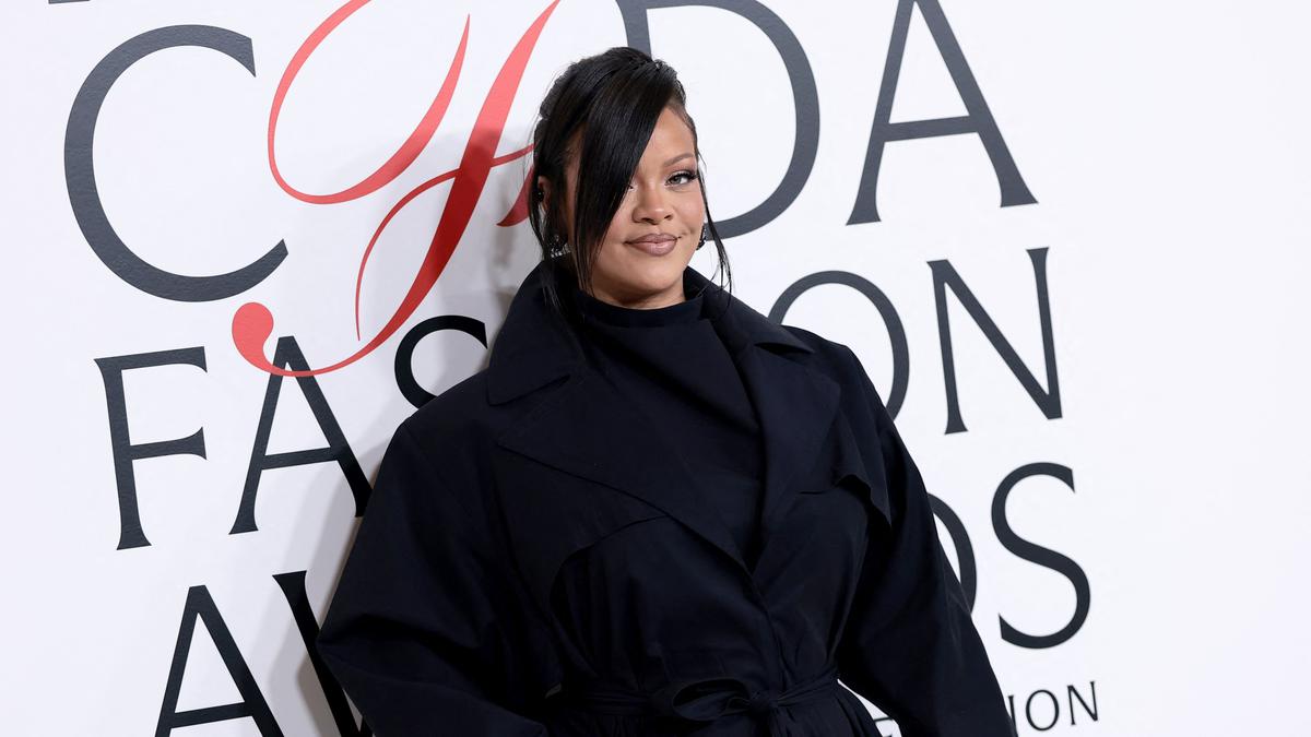 Gaya Pascamelahirkan Rihanna Curi Perhatian Saat A$AP Rocky Raih Penghargaan Fashion Icon di CFDA 2025
