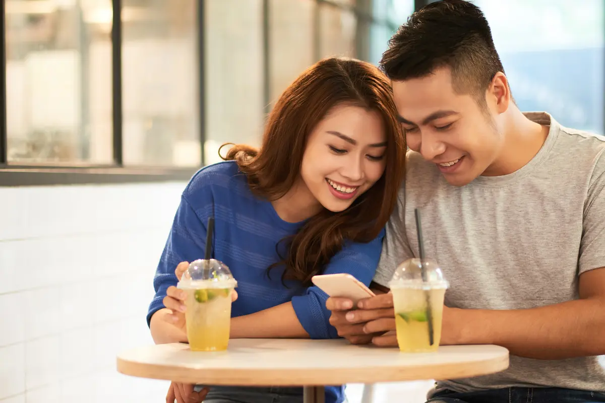 perempuan dan pasangan bahagia