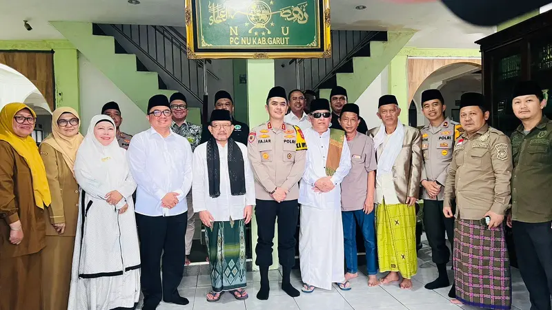 Para pengurus PCNU Garut saat menerima kunjungan silaturahmi Kapolres Garut AKBP Muhammad Fajar Gemilang, di kantor PCNU Garut. (Liputan6.com/Jayadi Supriadin)