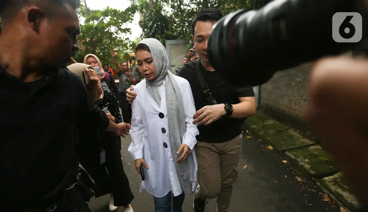 Penyanyi Rossa tiba melayat  ke rumah duka almarhum Ashraf Sinclair di Pejaten Barat IV, Jakarta, Selasa (18/2/2020). Suami Bunga Citra Lestari, Ashraf Sinclair, meninggal dunia diduga akibat serangan jantung pada Selasa 18 Februari 2020 pukul 3.40 pagi. (Liputan6.com/Faizal Fanani)
