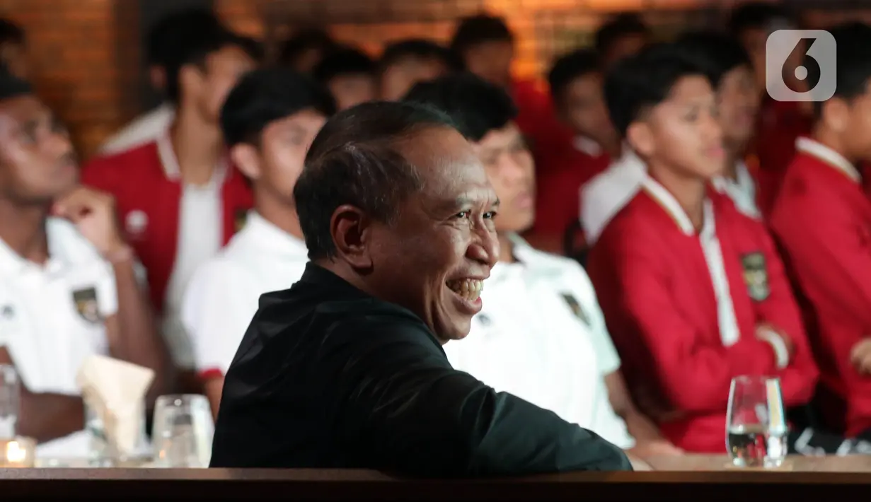 Wakil Ketua Umum PSSI, Zainuddin Amali mendampingi pemain timnas Indonesia U-17 menyaksikan tayangan acara pengundian pembagian grup Piala Dunia U-17 yang digelar Zurich, Swiss, Jumat (15/9/2023) malam. (Liputan6.com/Helmi Fithriansyah)