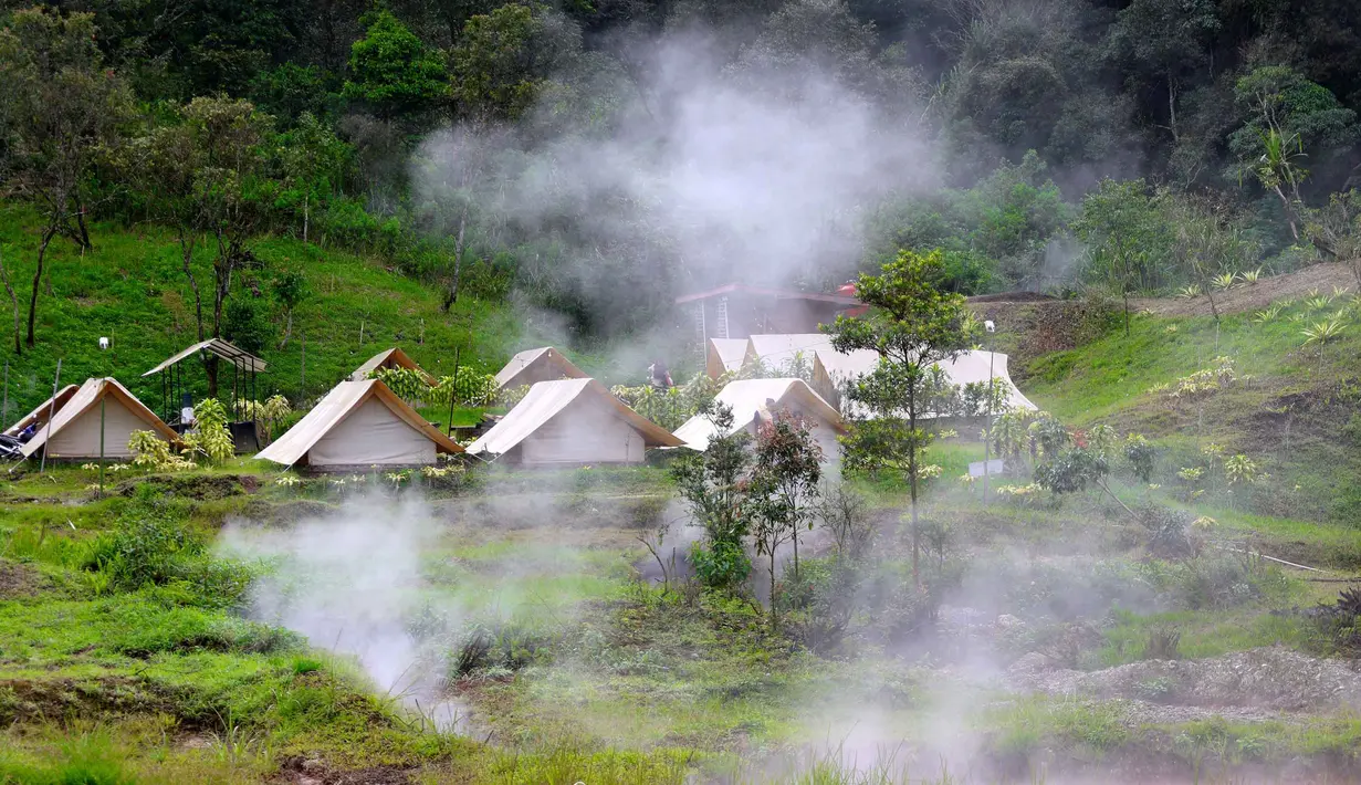 Kawasan ini terkenal dengan pemandangan kawah, uap belerang, dan hutan pinus sejuk. Tampak dalam foto, pengunjung menikmati suasana Kawah Kamojang di Kabupaten Garut, Jawa Barat. (Kapanlagi.com/Budy Santoso)