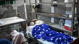 Seorang perempuan yang baru melahirkan bayinya terbaring di ruang bawah tanah rumah sakit bersalin saat peringatan sirene untuk serangan udara di Mykolaiv, 14 Maret 2022. Mykolaiv, kota di tepi Laut Hitam dilaporkan menjadi target serangan pasukan Rusia selama berhari-hari. (BULENT KILIC/AFP)