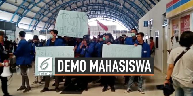 VIDEO: Barisan Mahasiswa Penuhi Stasiun Palmerah Sebelum ke DPR