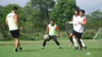 Arema FC berlatih di Lapangan Dirgantara. (Liputan6.com/Rana Adwa)