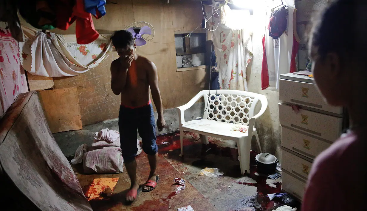 Seorang pria berada di dalam ruangan, tempat dimana kelima orang tersebut tewas ditembak oleh orang tak dikenal di Manila, Filipina (1/11). (REUTERS/Damir Sagolj)