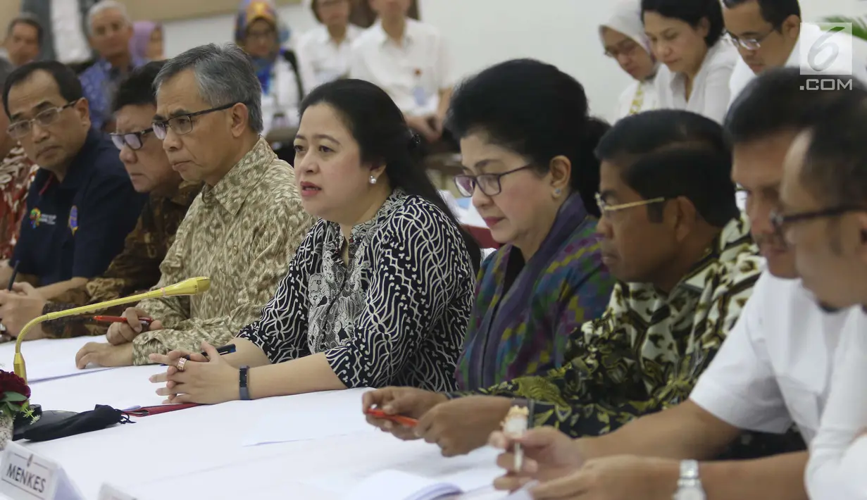 Menko PMK, Puan Maharani bersama sejumlah menteri menggelar jumpa pers terkait cuti bersama Lebaran 2018 di Kemenko PMK, Senin (7/5). Adapun cuti bersama dimulai pada 11, 12, 13 dan 14 Juni 2018 dan 18, 19, 20 Juni 2018. (Liputan6.com/Angga Yuniar)