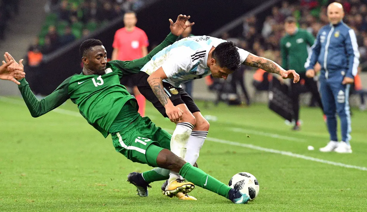 Gelandang Nigeria, Onyinye Ndidi, berebut bola dengan gelandang Argentina, Enzo Perez, pada laga persahabatan di Stadion FK Krasnodar, Rabu (15/11/2017). Argentina kalah 2-4 dari Nigeria. (AFP/Mladen Antonov)