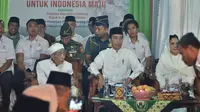 Presiden Jokowi temui Mbah Moen di Ponpes Al-Anwar Rembang. (Liputan6.com/Lizsa Egeham)