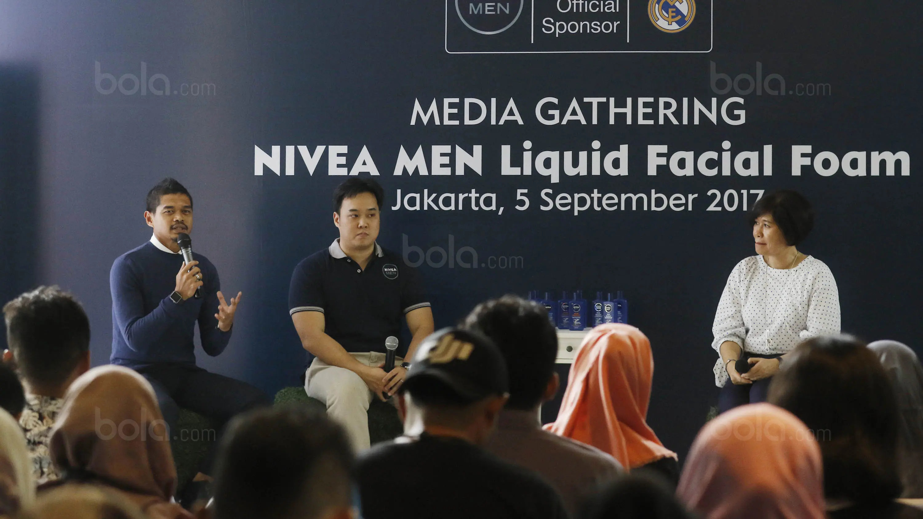 Brand Ambassador Nivea Men, Bambang Pamungkas, saat acara peluncuran produk Nivea Men di Jakarta, Selasa, (5/9/2017). Nivea mengeluarkan produk baru berupa sabun muka cair untuk pria. (Bola.com/M Iqbal Ichsan)