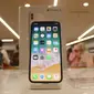 Sebuah iPhone X terbaru dipajang di gerai  iBox, Central Park, Jakarta, Jumat (22/12). iPhone 8, iPhone 8 Plus, dan iPhone X dijual dengan harga 15 hingga 20 juta rupiah tergantung kapasitas memori. (Liputan6.com/Angga Yuniar)