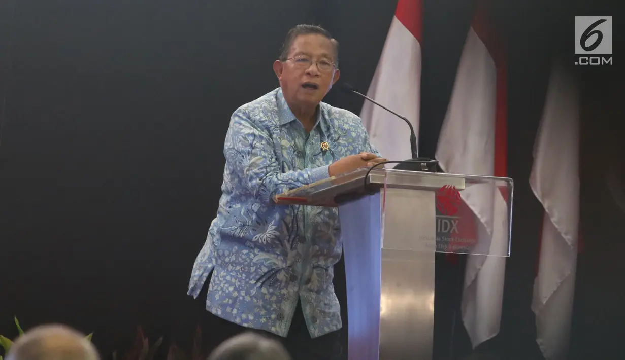Menko Bidang Perekonomian, Darmin Nasution memberi sambutan saat membuka perdagangan saham perdana 2019 di Gedung BEI, Jakarta, Rabu (2/1). IHSG menguat 10,4 poin atau 0,16 persen ke 6.204 pada pembukaan perdagangan saham 2019. (Liputan6.com/Angga Yuniar)