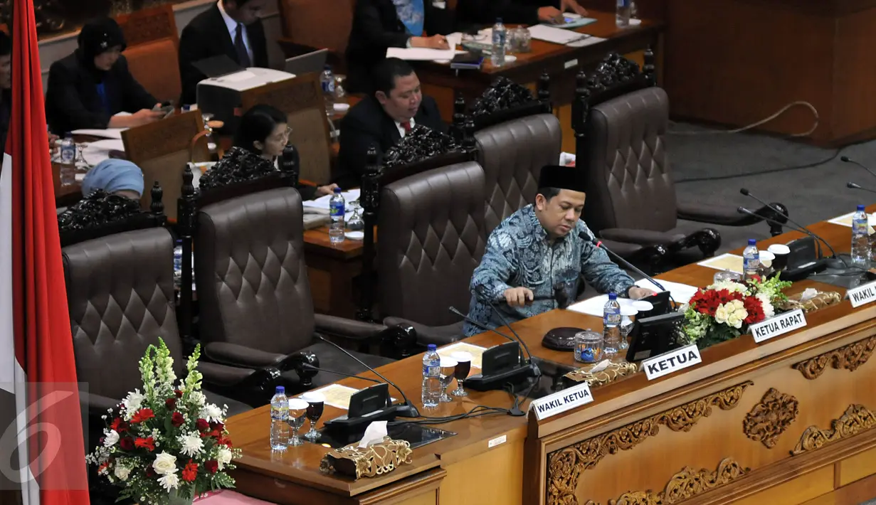 Fahri Hamzah saat memimpin Sidang Paripurna DPR ke-12 masa persidangan I tahun 2015-2016, Senayan, Jakarta, Selasa (8/11/2015). Sidang ditunda hingga Selasa (15/12) mendatang karena hanya dihadiri oleh 144 dari 557 orang anggota.(Liputan6.com/Johan Tallo)