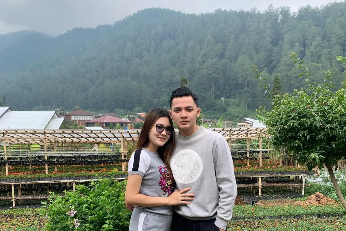 2 Tahun Menikah, Ini Potret Nella Kharisma dan Dory Harsa Pakai Outfit Senada