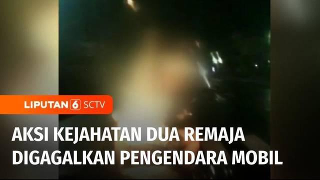 Dua remaja berboncengan sepeda motor dan membawa celurit, dilumpuhkan pengendara mobil di Magelang, Jawa Tengah. Kedua remaja yang diduga berniat melancarkan aksi kejahatan jalanan itu ditabrak, dan akhirnya ditangkap polisi.
