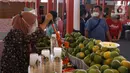 Pelayan menyiapkan jajanan kekinian di PergiKuliner Festival Kekinian di Supermal Karawaci, Tangerang, Banten, Senin (22/11/2021). Festival kuliner tersebut untuk mendongkrak para pelaku UMKM di bidang kuliner agar di masa pandemi mereka dapat kembali menggeliat. (Liputan6.com/Angga Yuniar)