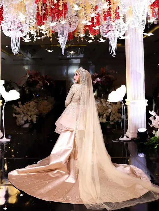 Tengku Syaira Anataya alias Chaca begitu cantik paripurna memancarkan aura pengantin di acara resepsi pernikahannya yang digelar usai akad nikah, pada Kamis 20 Juli 2023. [Foto: IG/osnapitzcha].