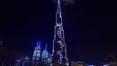 Pencakar langit Burj Khalifa menyala dengan pesan "Stay Home" di Dubai pada Selasa (24/3/2020). Gedung pencakar langit tertinggi di dunia itu menyala dengan slogan kampanye #STAYHOME yang mendesak warga untuk mematuhi langkah-langkah pencegahan di tengah pandemi COVID-19. (Giuseppe CACACE/AFP)