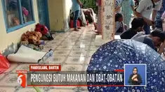 Selain di gedung sekolah, ratusan pengungsi warga Carita masih bertahan di tenda-tenda darurat dan rumah warga.