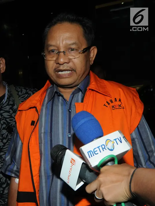 Tahan Manahan Panggabean memberi keterangan usai  menjalani pemeriksaan di KPK, Jakarta, Senin (13/8). Tahan Manahan resmi ditahan untuk mempermudah pemeriksaan terkait suap menyetujui Laporan Pertanggungjawaban APBD 2012. (Merdeka.com/Dwi Narwoko)