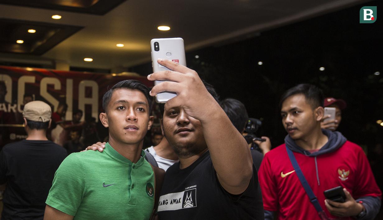 Pemain Timnas Indonesia, Febri Hariyadi, selfie bersama suporter saat tiba di Hotel Sultan, Jakarta, Selasa (13/11). Indonesia menang 3-1 atas Timor Leste pada laga Piala AFF 2018. (Bola.com/Vitalis Yogi Trisna)