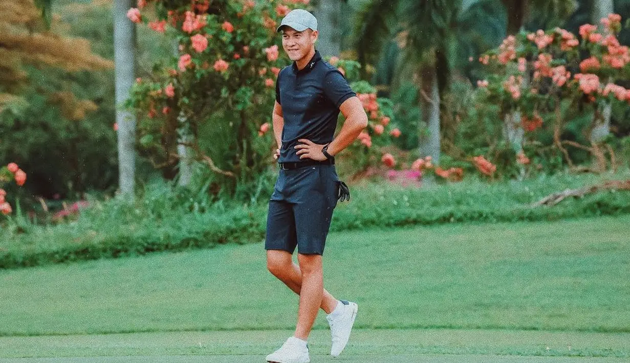 Alasan Junot belum memiliki kekasih hingga saat ini bukan soal penampilan fisik dan kekurangan yang dimiliki. Namun lebih kepada tentang pilihan dari dirinya. (Instagram/herjunotali.studio)