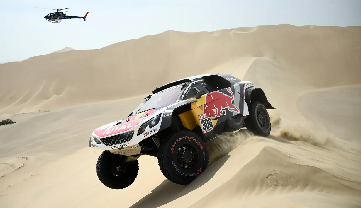 Pembalap Prancis Sebastien Loeb dan asisten pengemudi Daniel Elena dari Monaco bersaing di Reli Dakar 2018 antara Lima dan Pisco, Peru, (6/1). Reli dakar edisi ke-40 ini akan membawa pembalap melintasi  Peru, Bolivia, dan Argentina. (Franck FIFE/AFP)