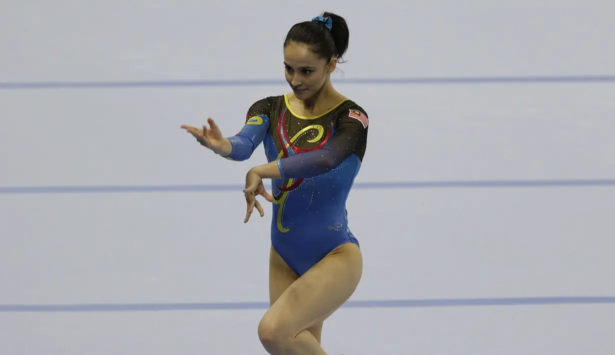 Pesenam Malaysia, Farah Ann, saat beraksi pada nomor all-round individual putri cabang senam SEA Games 2019 di Kompleks Rizal Memorial, Senin (2/12). Atlet cantik ini berhasil menyumbangkan medali emas. (Bola.com/M Iqbal Ichsan)